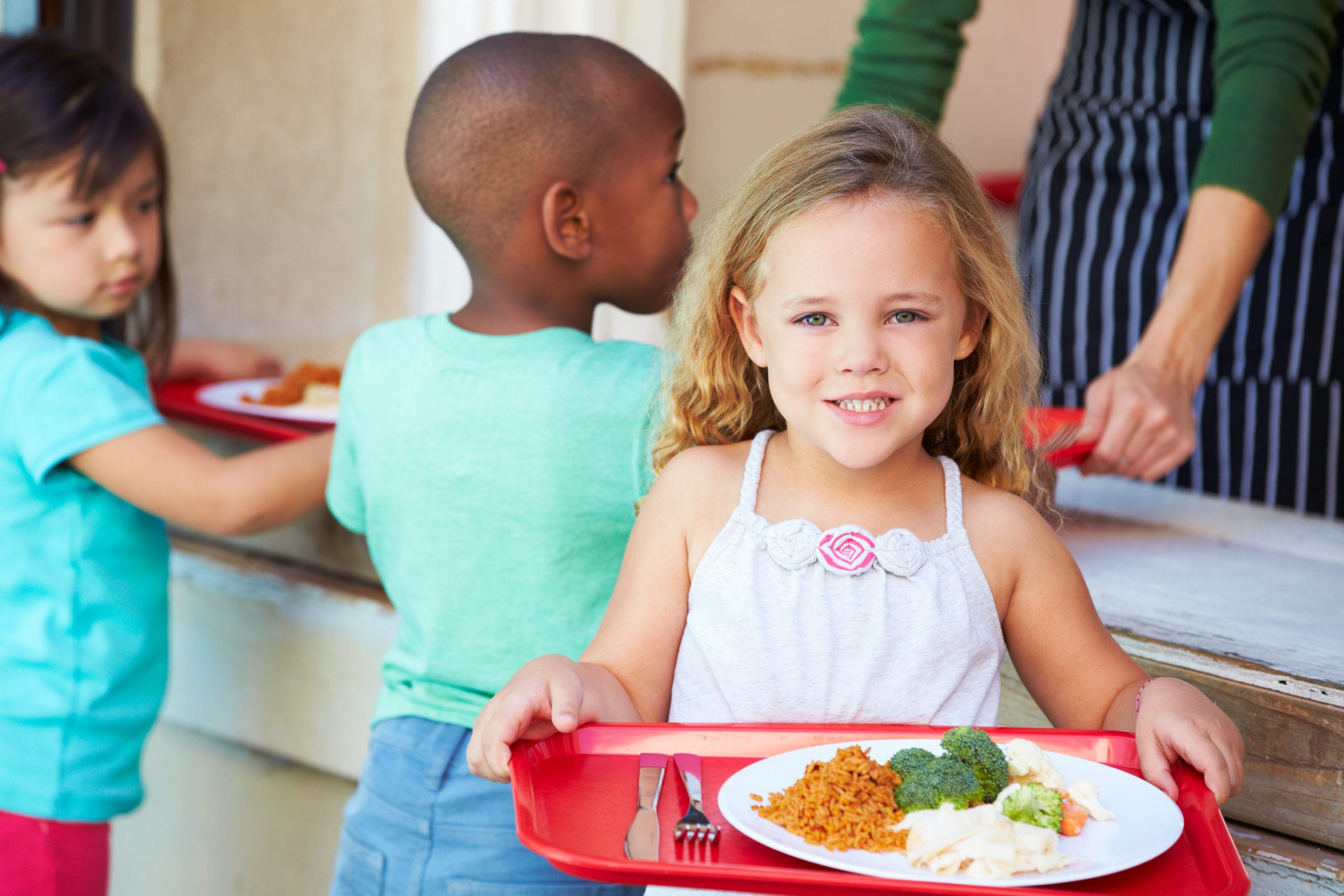 Включи рядом ребенок. Самостоятельный ребенок. Питание в детском саду. Дети несут еду. Бесплатным питанием детей.